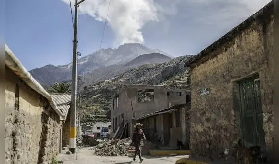 Explosiones de volcán Ubinas no paran y alcalde pide más apoyo