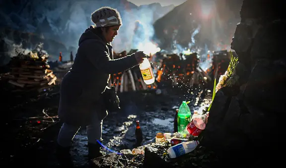 Ofrendas de coca, dulces y fetos: así son los rituales por el mes de la Pachamama en Bolivia