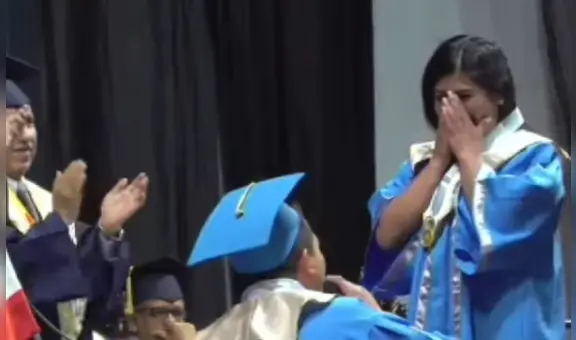 Joven pide matrimonio a su novia durante ceremonia de graduación en Cajamarca: “¡Qué tiernos!”