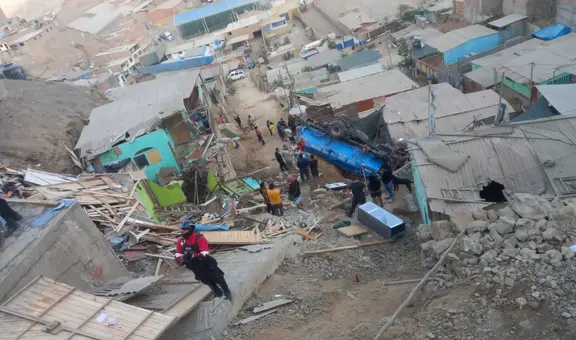 Puente Piedra: camión cisterna de agua cayó sobre 3 viviendas y las destruyó luego de despistarse