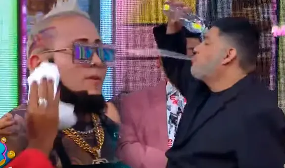 ‘JB en ATV’: Alfredo Benavides le da un ‘baño’ a la ‘Mackina’ en divertido sketch y así fue su reacción