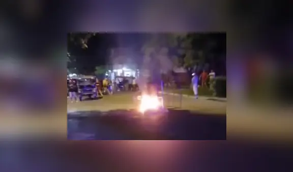 Vecinos golpean a delincuentes y queman mototaxi usada para robar en Iquitos