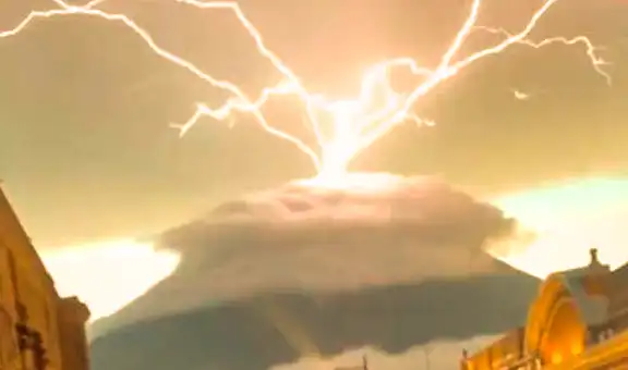 Rayos caen sobre el volcán Acatenango en Guatemala y sorprenden con imponente efecto visual