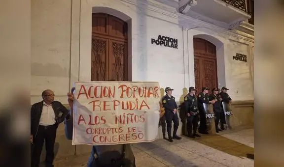 Militantes de Acción Popular abuchean a Maricarmen Alva a su salida del local partidario