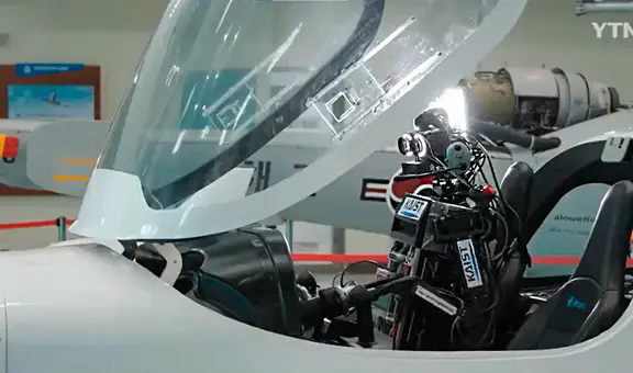 Crean robot humanoide que puede pilotar cualquier avión y aprende a hacerlo con solo un clic