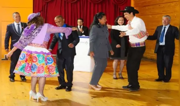 ¡Prueba de rigor! Ciudadanos extranjeros, a ritmo del huaylarsh, obtienen la nacionalidad peruana