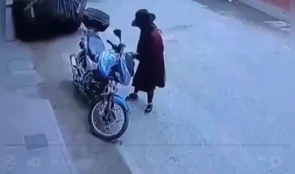 Puente Piedra: adulta mayor es captada robando partes de moto lineales