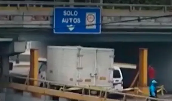 Pueblo Libre: camión impactó un puente en av. Brasil y quedó atascado en vía de 'solo autos'