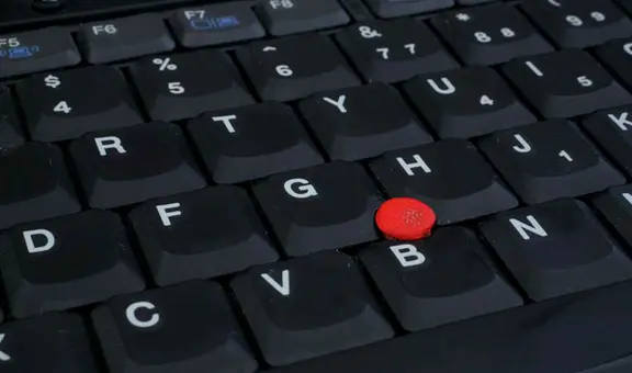 ¿Para qué sirve el botón rojo que algunas laptops tienen en el centro de su teclado?