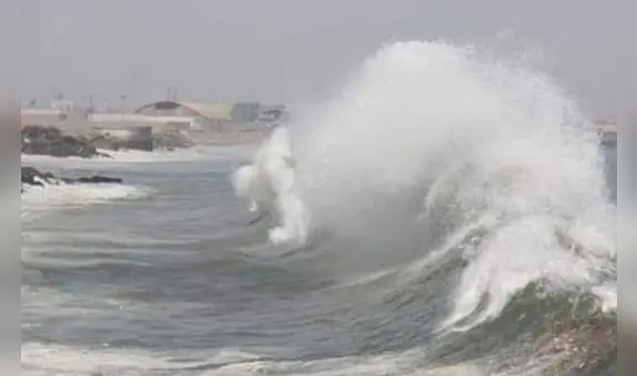 Oleajes anómalos en el norte: zozobra entre pescadores de Chimbote y cierre de puertos en Piura