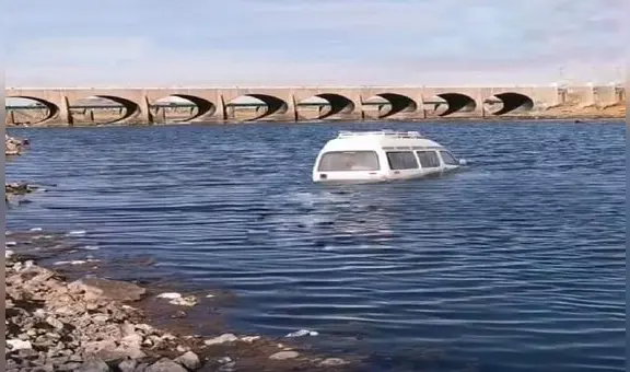 Olvida colocar freno a su combi para ir a comprar, y esta cae a río en Puno