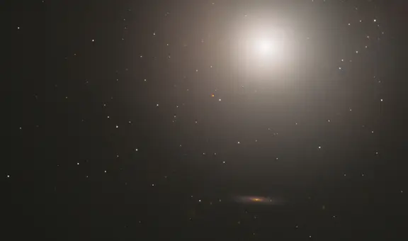 Así es la galaxia "perfectamente" esférica que captó el telescopio Hubble de la NASA