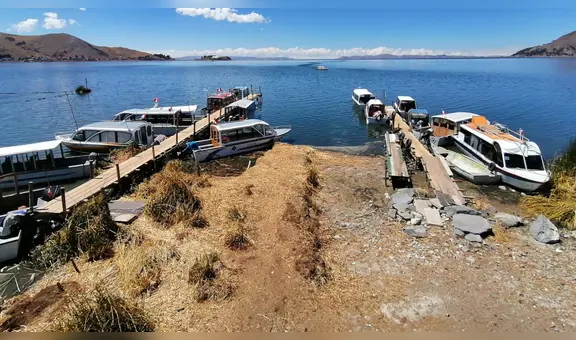 Lago Titicaca: instalan embarcaderos de madera ante descenso de las aguas en orillas