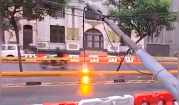 Cercado de Lima: poste caído en av. Garcilaso de la Vega impide tránsito vehicular