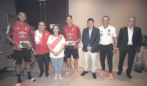 Dina Boluarte visitó a la Blanquirroja durante la concentración