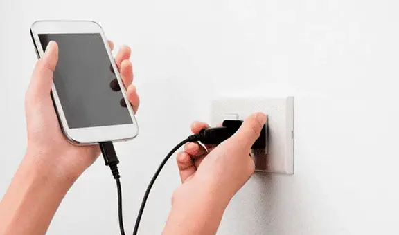 ¿Por qué utilizar cargadores genéricos puede ser perjudicial para tu celular?