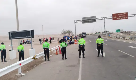 Migrantes provenientes de Chile acampan en frontera para ingresar a Perú