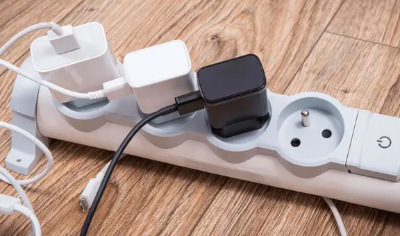 ¿Qué pasa si cargas tu smartphone conectándolo a una regleta en lugar de un tomacorriente?