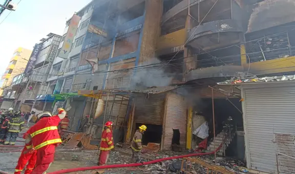 Incendio consumió 5 galerías de centro comercial “Tacorita” en Trujillo