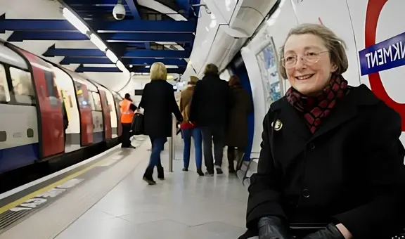 Mujer acude diariamente a la estación de tren para escuchar la voz de su esposo fallecido