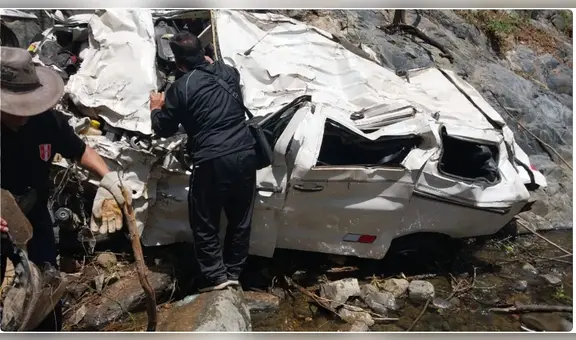Cinco personas mueren tras despiste de combi a un abismo en Cajamarca