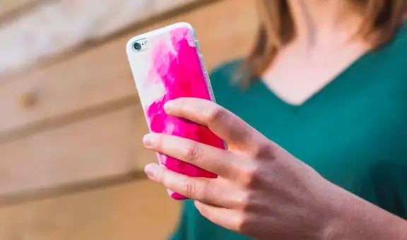 ¿Por qué no es recomendable que pintes tu teléfono con esmalte, spray u otros materiales?