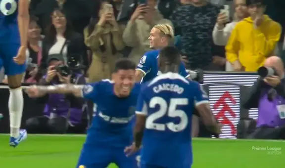 Moisés Caicedo y Enzo Fernández protagonizaron divertido abrazo cuando Mydrick por fin anotó un gol