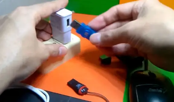 ¿Qué pasa si conectas una memoria USB al cargador del celular y lo enchufas a la corriente?