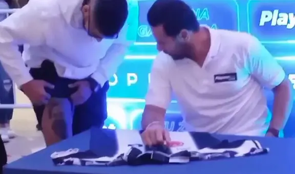 Hincha sorprende a Pizarro con un tatuaje de su rostro y el 'Bombardero' tiene inesperada reacción