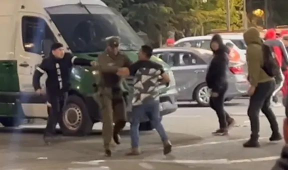 Hinchas de la selección peruana se agarran a palos y puñetazos durante el banderazo en Chile