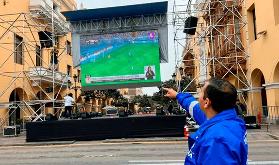 Perú vs. Chile: hinchas esperan en la plaza de Armas para ver partido en pantalla gigante