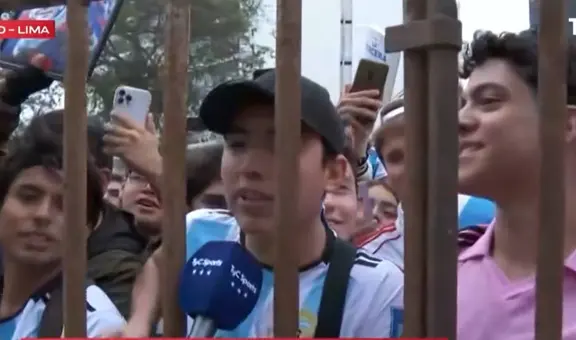 Peruanos que esperan a Argentina en las afueras del hotel desean que Perú pierda: "Somos de Messi"