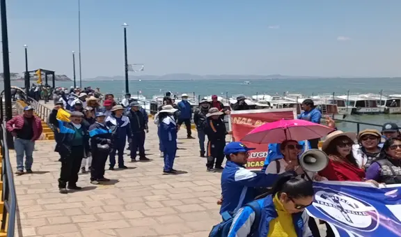 Huelga de docentes universitarios: catedráticos de la UNA protestan en el lago Titicaca, Puno