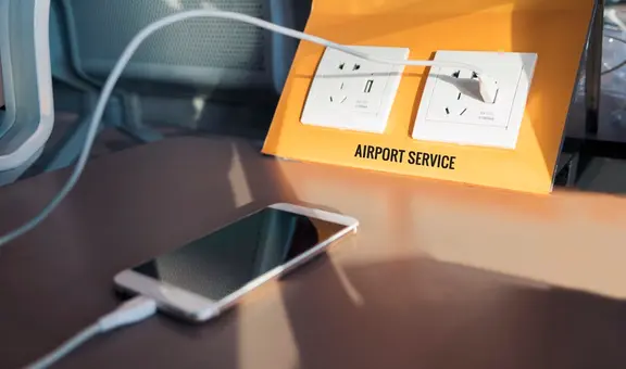 ¿Por qué puede ser peligroso usar los puertos USB de carga que encuentras en los aeropuertos?