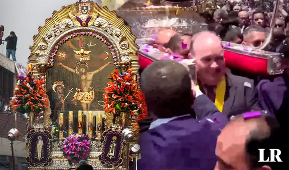 Rafael López Aliaga carga la imagen del Señor de los Milagros en las afueras del Palacio Municipal