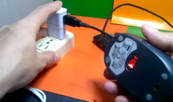 ¿Qué sucede si conectas un mouse al cargador del celular y lo enchufas a la corriente?
