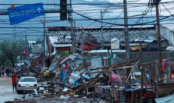 Turistas huyen de Acapulco tras devastación del huracán Otis: “Fue como vivir un sismo de 2 horas”
