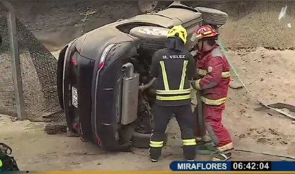 Accidente en Miraflores: camioneta se vuelca tras impactar contra acantilado de la Costa Verde