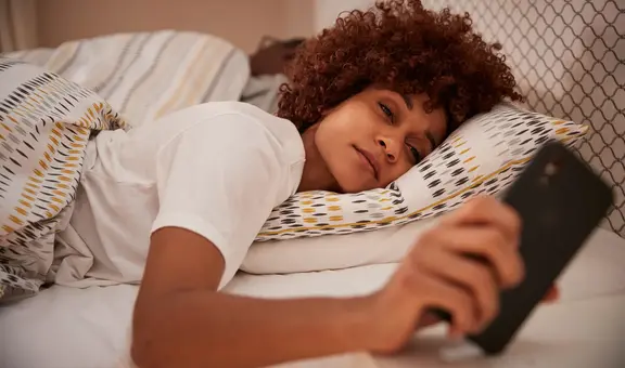 Posponer la alarma y seguir durmiendo tiene beneficios durante el día, según estudio