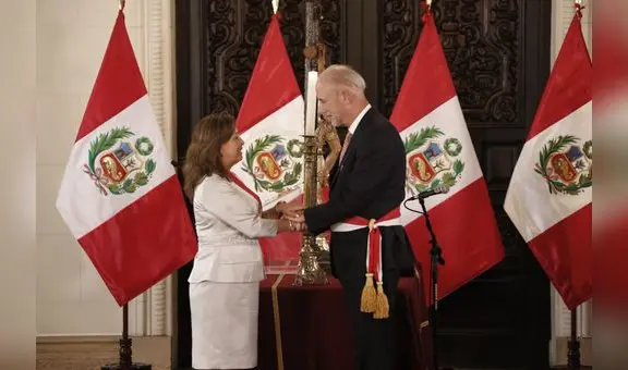 Dina Boluarte tomó juramento a Javier González-Olaechea como nuevo canciller