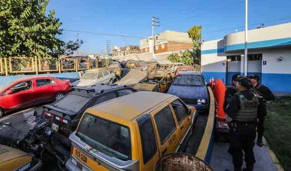 Arequipa: video de depósito muestra a dos personas abriendo capó de vehículo robado