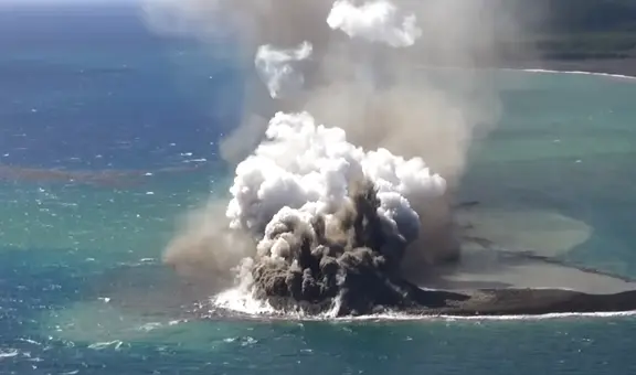 Nueva isla emerge en el océano Pacífico tras erupción de volcán submarino