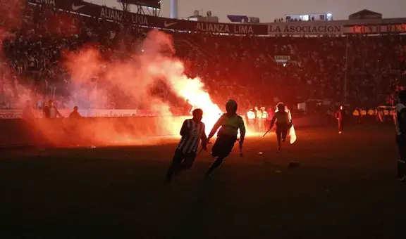 Alianza Lima apagó las luces del estadio e hinchas se metieron tras perder 2-0 con Universitario