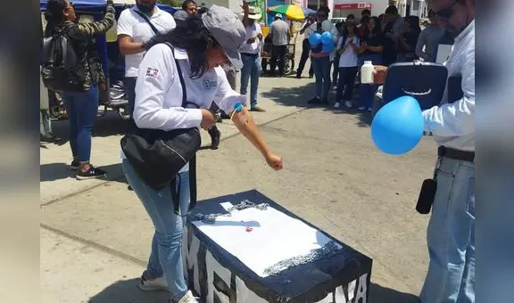 Docentes se desangran y encadenan en protesta contra gobierno de Boluarte en Piura