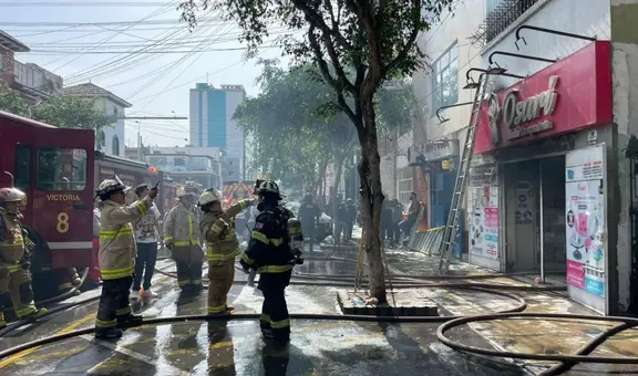Lince: 9 camiones de bomberos atienden incendio de gran magnitud en vivienda