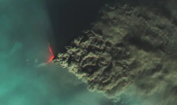 La impactante imagen de la erupción del volcán más alto de Eurasia: una nube de cenizas de 1.600 km