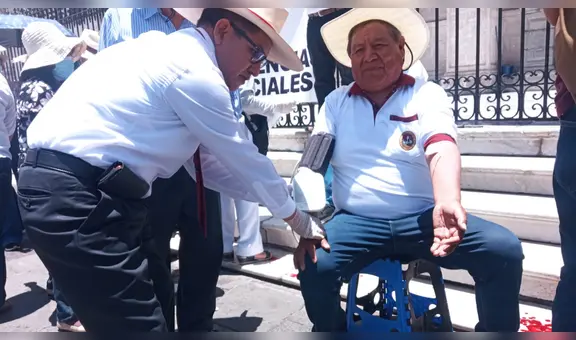 ¡Radicalizan su huelga! Docentes de la UNSA se encadenan en catedral de Arequipa