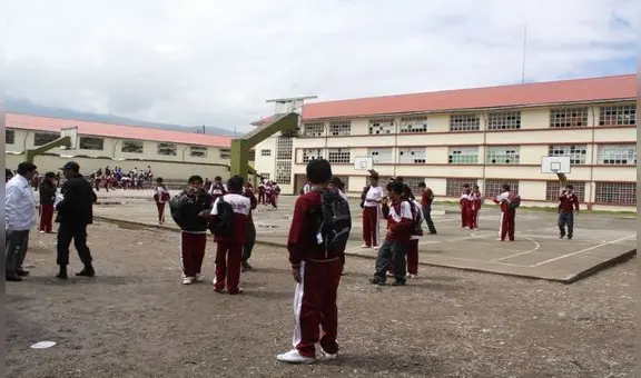 'El Barbero', el escolar que aprovecha el recreo para cortar cabello de sus compañeros en Huancayo