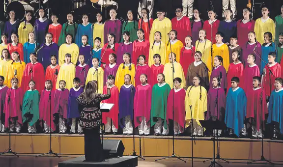 Los niños cantan al Perú andino