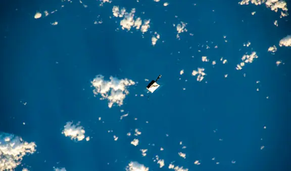 Astronautas de la NASA dejaron caer un brillante objeto por error y ahora se ve desde la Tierra